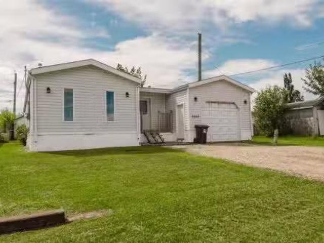 House for sale in Woking, Alberta