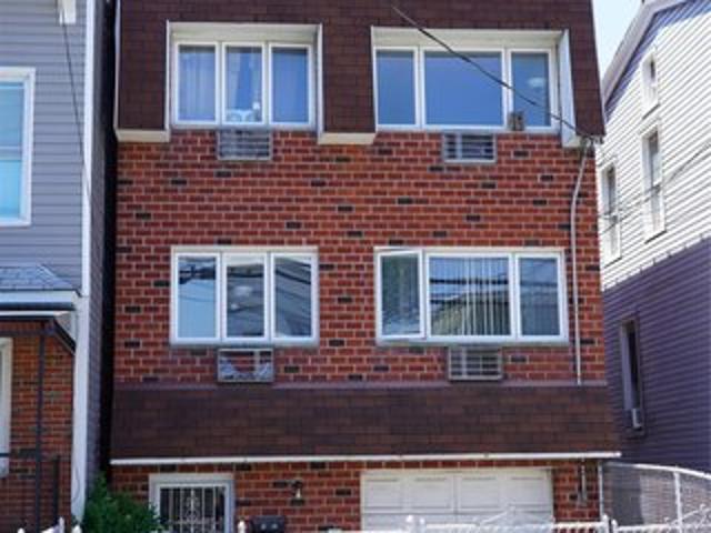 House for sale in Queens, Arverne