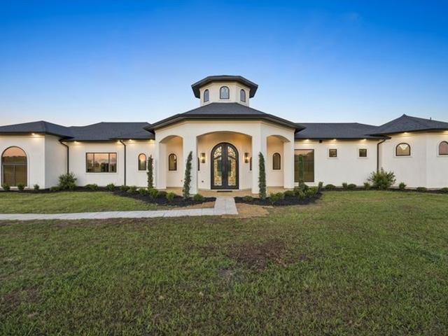 House for sale in Wills Point, Texas