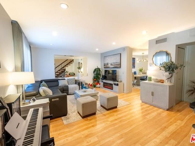 Townhouse for sale in Canoga Park, California