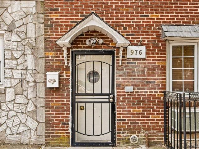 House for sale in The Bronx, Arverne