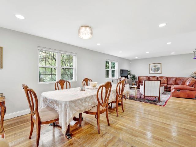 House for sale in Roslyn Heights