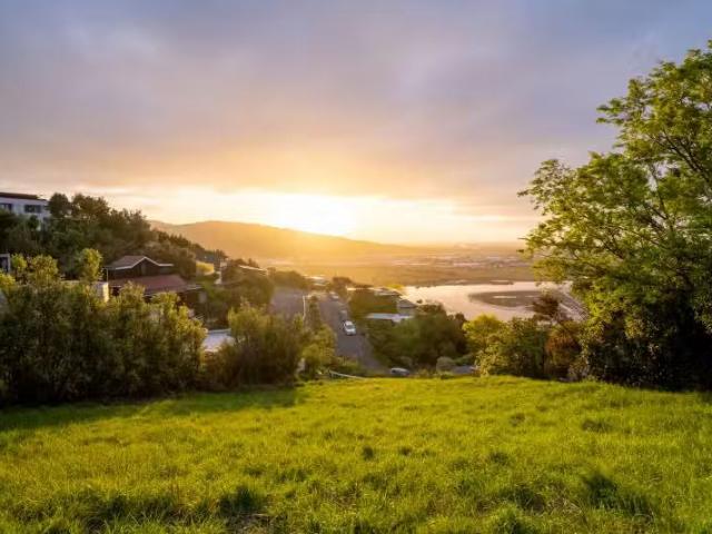 House for sale in Chaslands, Canterbury