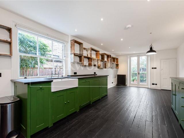 House for rent in Brondesbury Park, Greater London