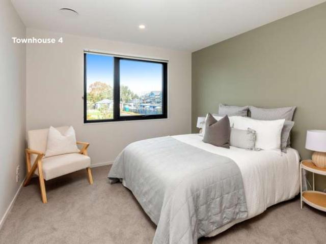 Townhouse for sale in Chaslands, Canterbury