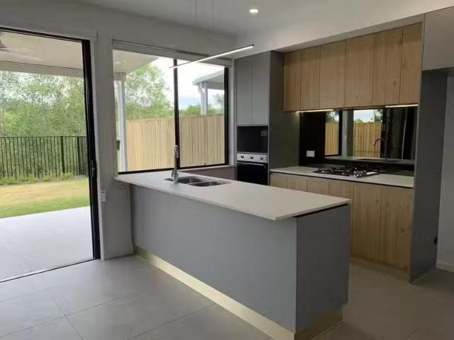 Condo for rent in Helensvale Town Centre