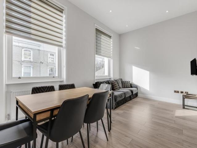 Apartment for rent in Lot's Village, Greater London
