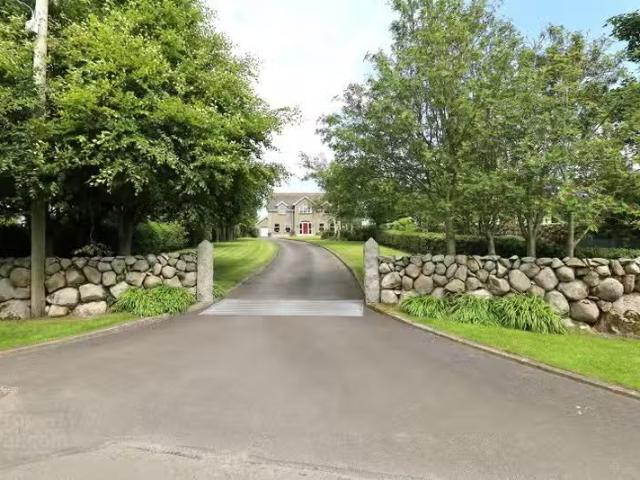 House for sale in Ballymartin