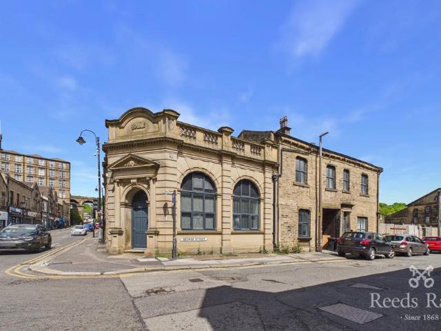Flat for sale in Milnsbridge, West Yorkshire