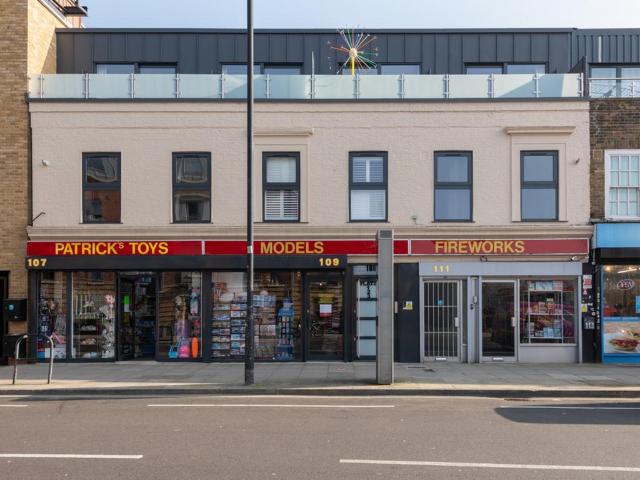 Flat for sale in West Kensington, Greater London