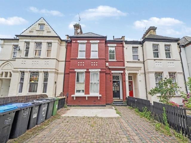Flat for sale in Cricklewood, Greater London