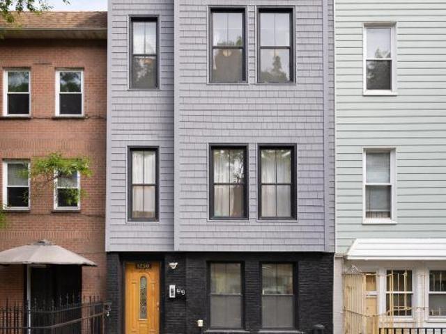 Townhouse for sale in Arverne, New York