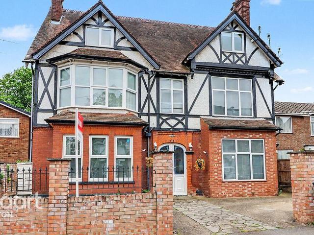 House for sale in Spring Park, Luton