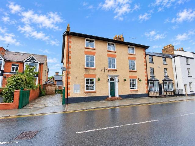 House for sale in Llangollen