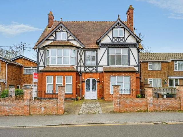 House for sale in Spring Park, Luton