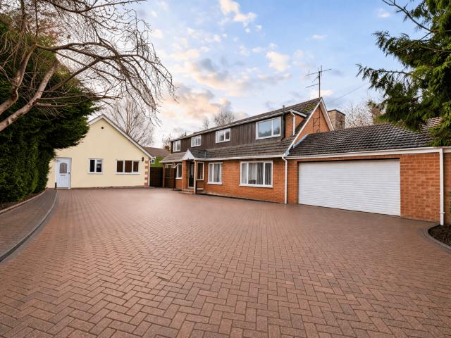 House for sale in Spring Park, Luton