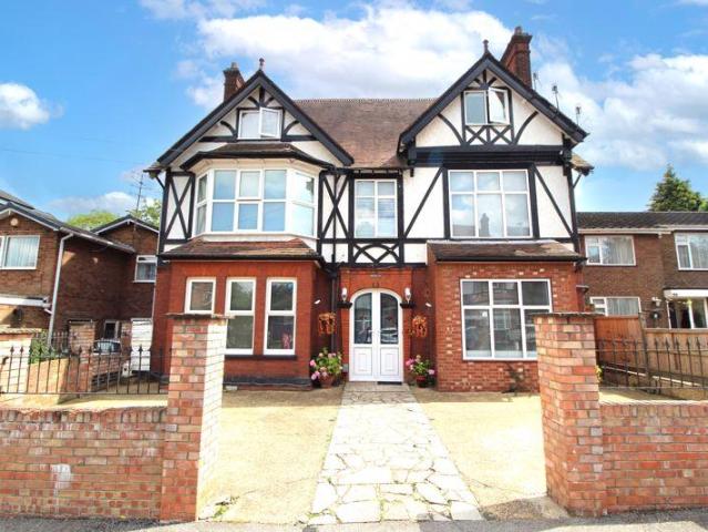 House for sale in Spring Park, Luton
