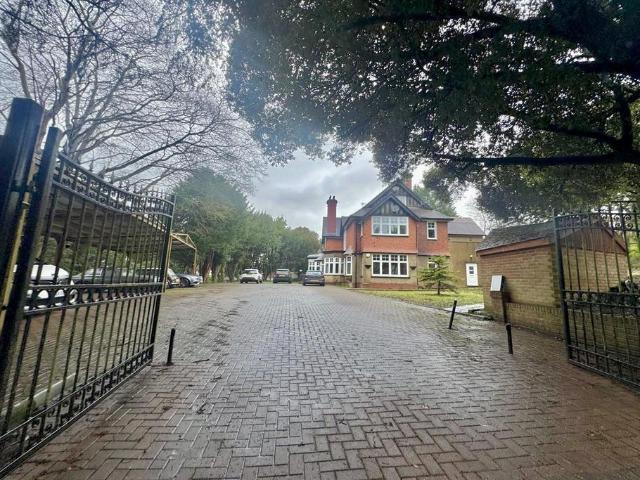 House for sale in London Borough of Croydon, Sanderstead