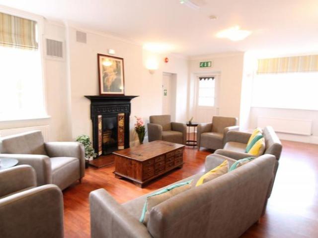 House for rent in Row Town, Surrey