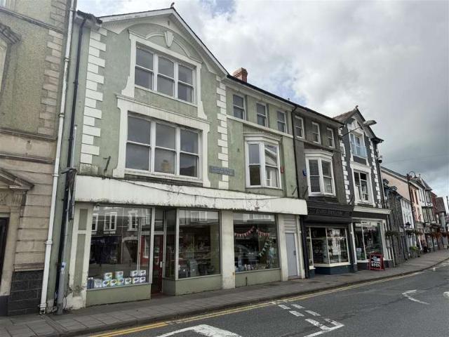Flat for sale in Lampeter