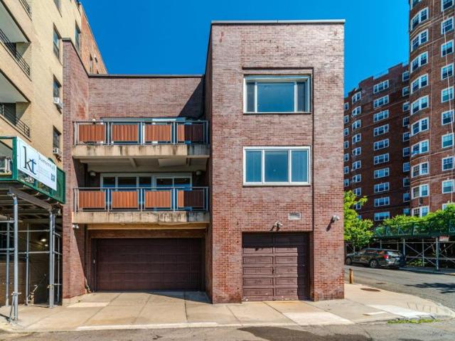 Townhouse for sale in Arverne, New York