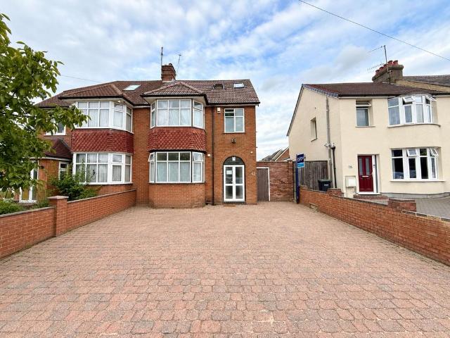 House for sale in Spring Park, Luton