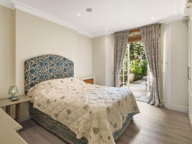 Townhouse for rent in Belgravia, Greater London