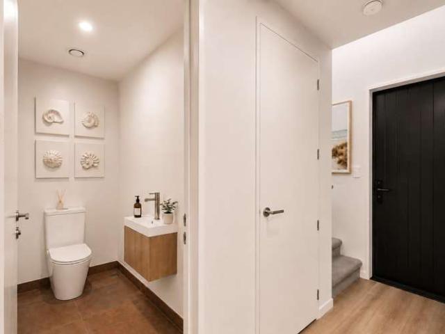 Townhouse for sale in Chaslands, Canterbury