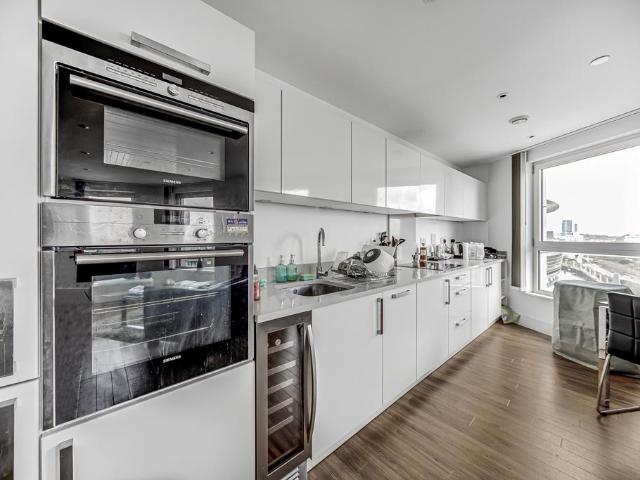 Apartment for rent in Queensland Road, Greater London