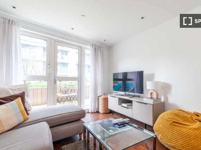 Apartment for rent in Queensland Road, Greater London