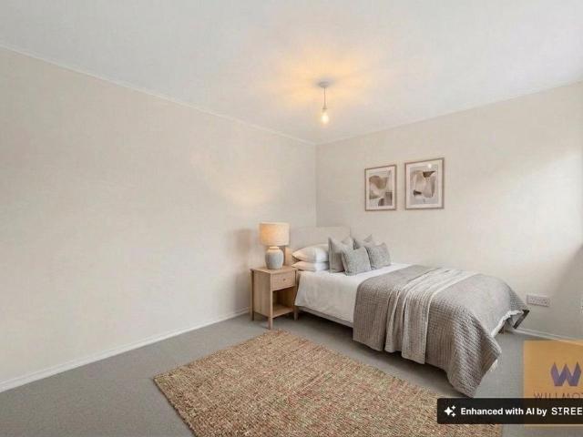 Apartment for rent in Knowle Green, Lower Halliford