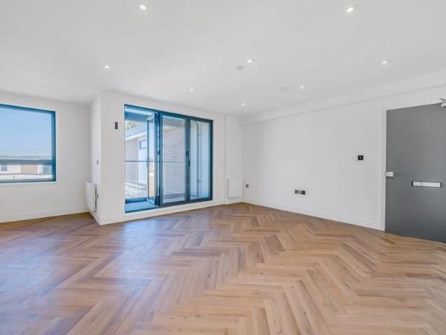 Apartment for rent in Blackhills, Surrey