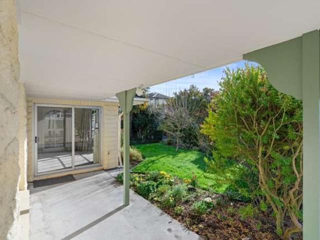 Townhouse for rent in Chaslands, Canterbury