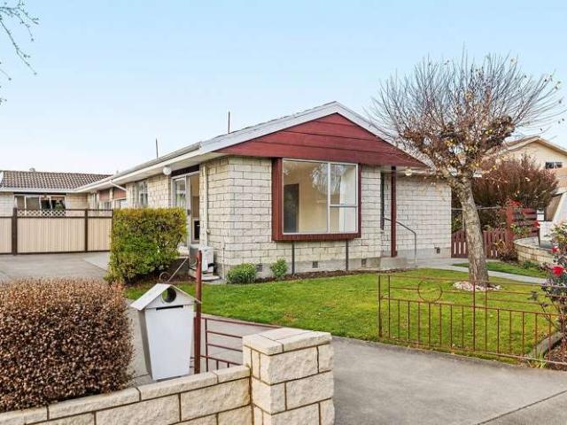 Townhouse for rent in Chaslands, Canterbury