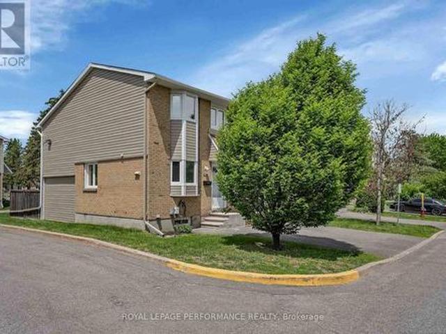 Townhouse for sale in Queenswood Heights, Ottawa