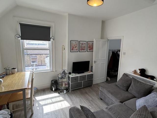 Apartment for rent in Summerstown, Greater London