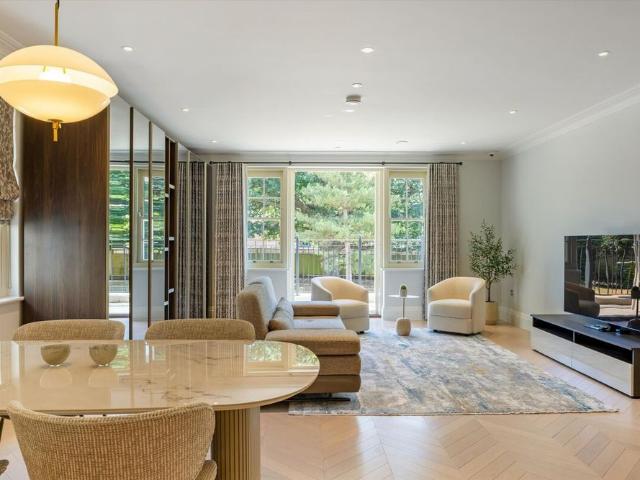 Apartment for rent in Row Town, Surrey