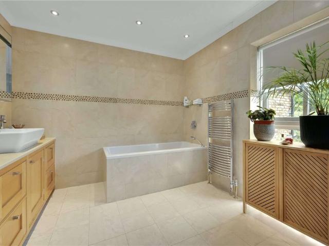 House for rent in Esher