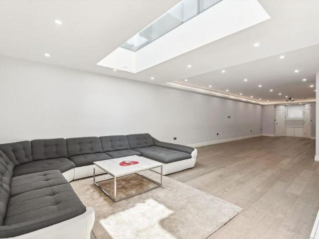 Townhouse for rent in Lot's Village, Greater London