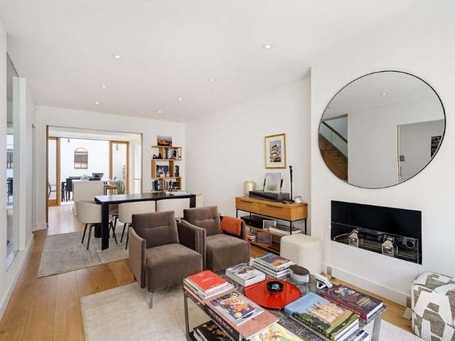Townhouse for rent in Brompton, Greater London