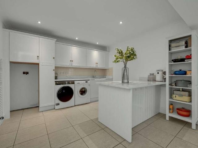 Townhouse for rent in Lower Green Esher, Blackhills