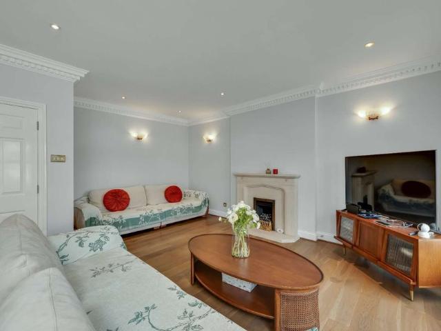 Townhouse for rent in Blackhills, Surrey