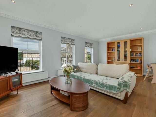 Townhouse for rent in Esher, Elmbridge
