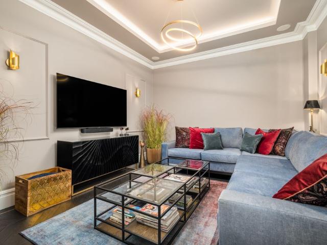 Townhouse for rent in London Borough of Hounslow, Greater London