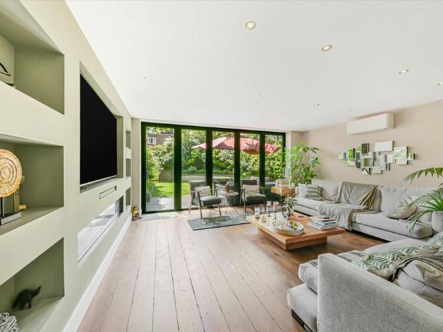 Townhouse for rent in Belsize Park, Isle Of Man