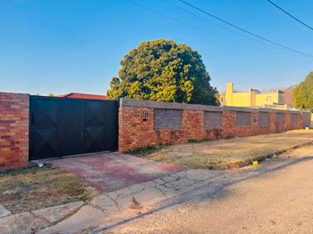 Property for rent in Roodepoort, City of Johannesburg Metropolitan Municipality