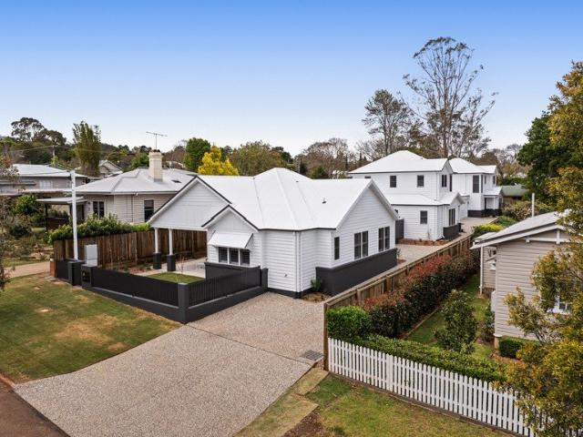 Villa for sale in Mount Lofty, Toowoomba