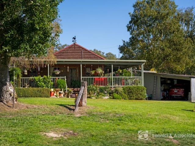 Cottage for sale in Chiltern, Victoria