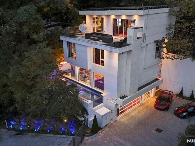 House for sale in Edgewater, New Jersey