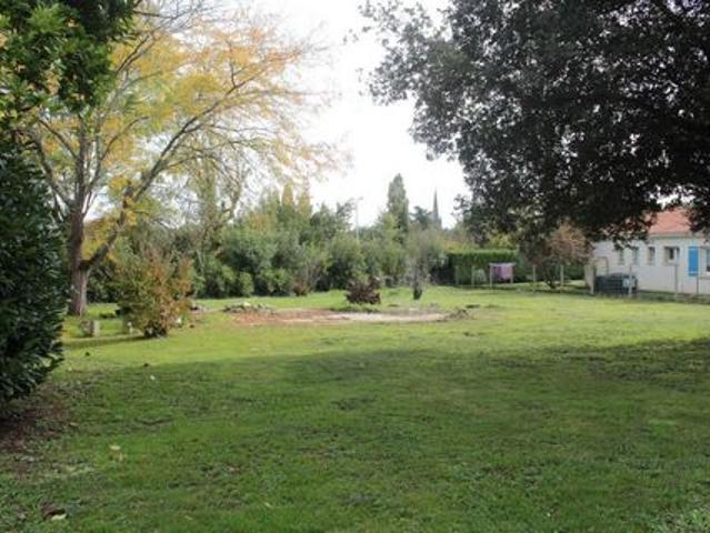 Terrain vente à Jonzac, Saint-genis-de-saintonge